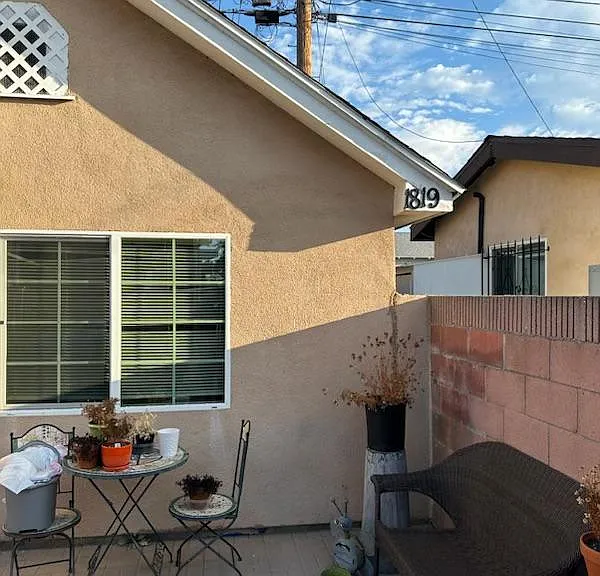 1819 W 41st Pl — Photo 2