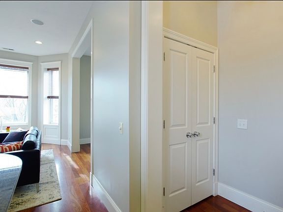 2nd image of 1120 W Oakdale Ave APT 3F