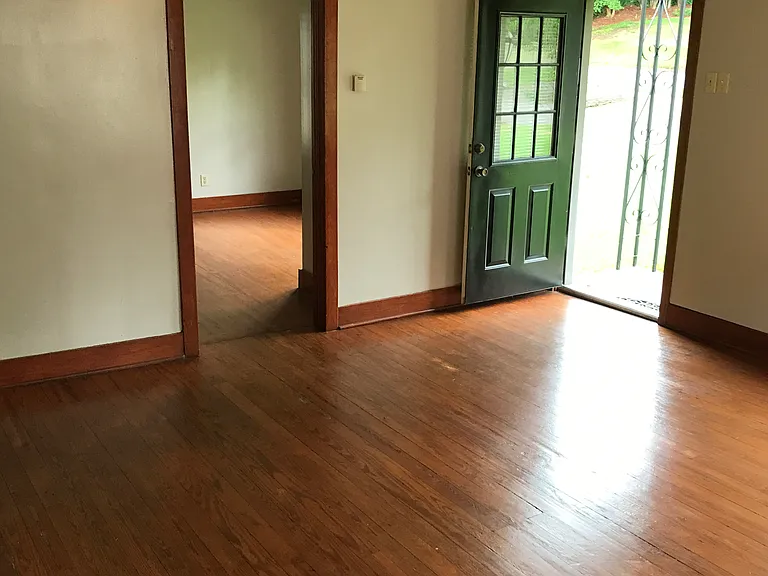 203 E Gillespie St — Photo 4
