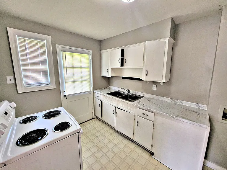 208 Goldsmith St SE — Photo 4