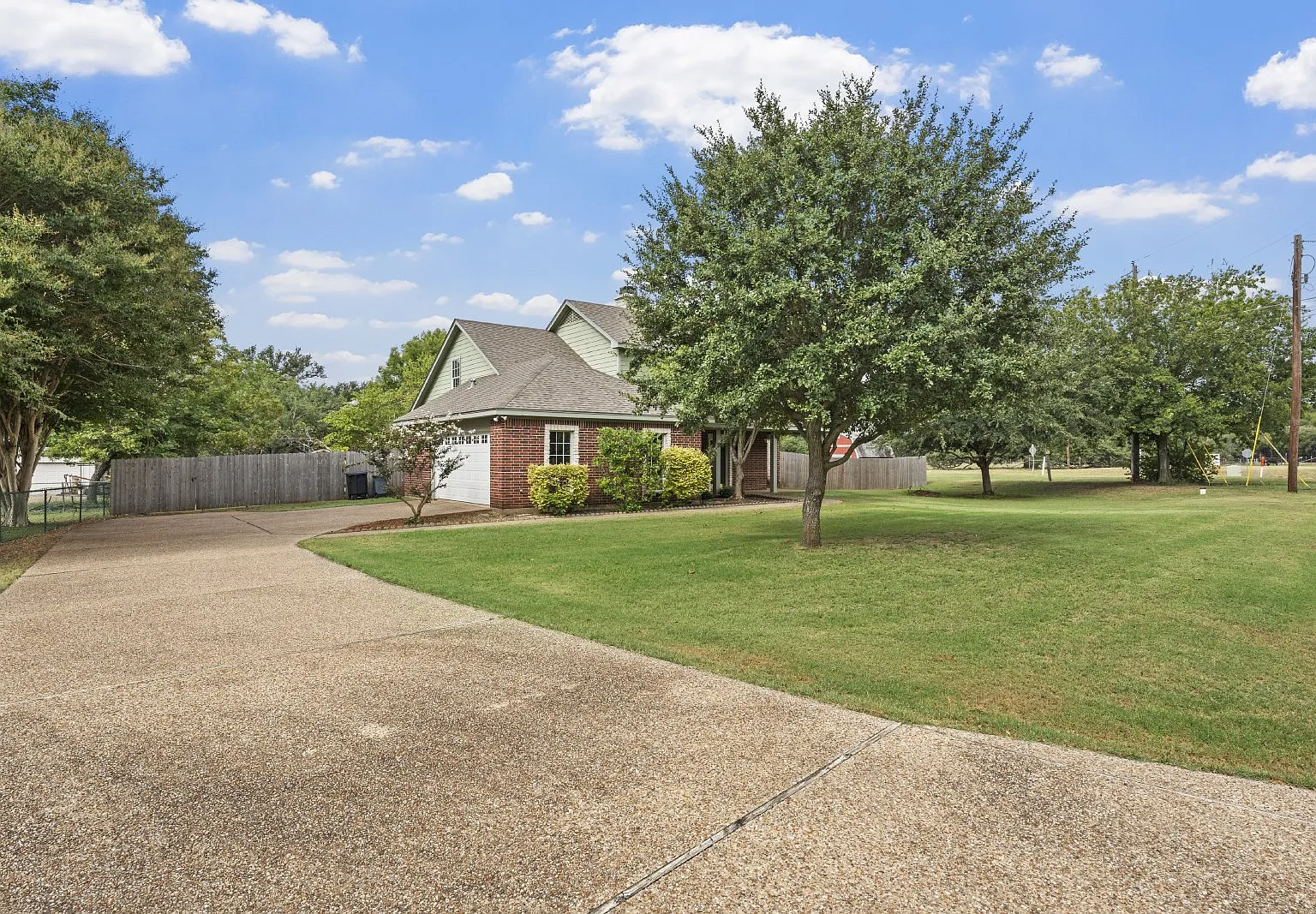 4 bed, 2.5 bath, 2529 sqft, $2,600 — Photo 3