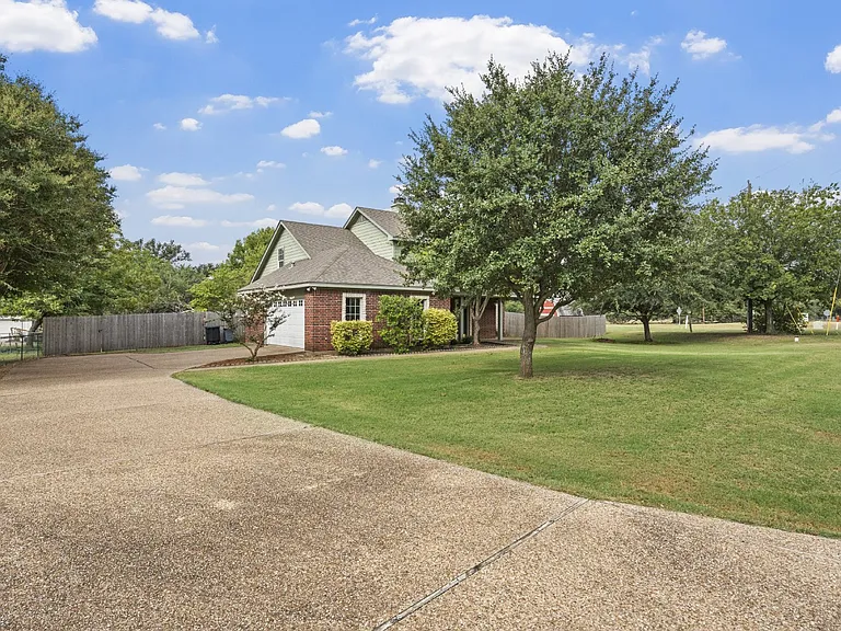 1694 McLennan Crossing Rd — Photo 3
