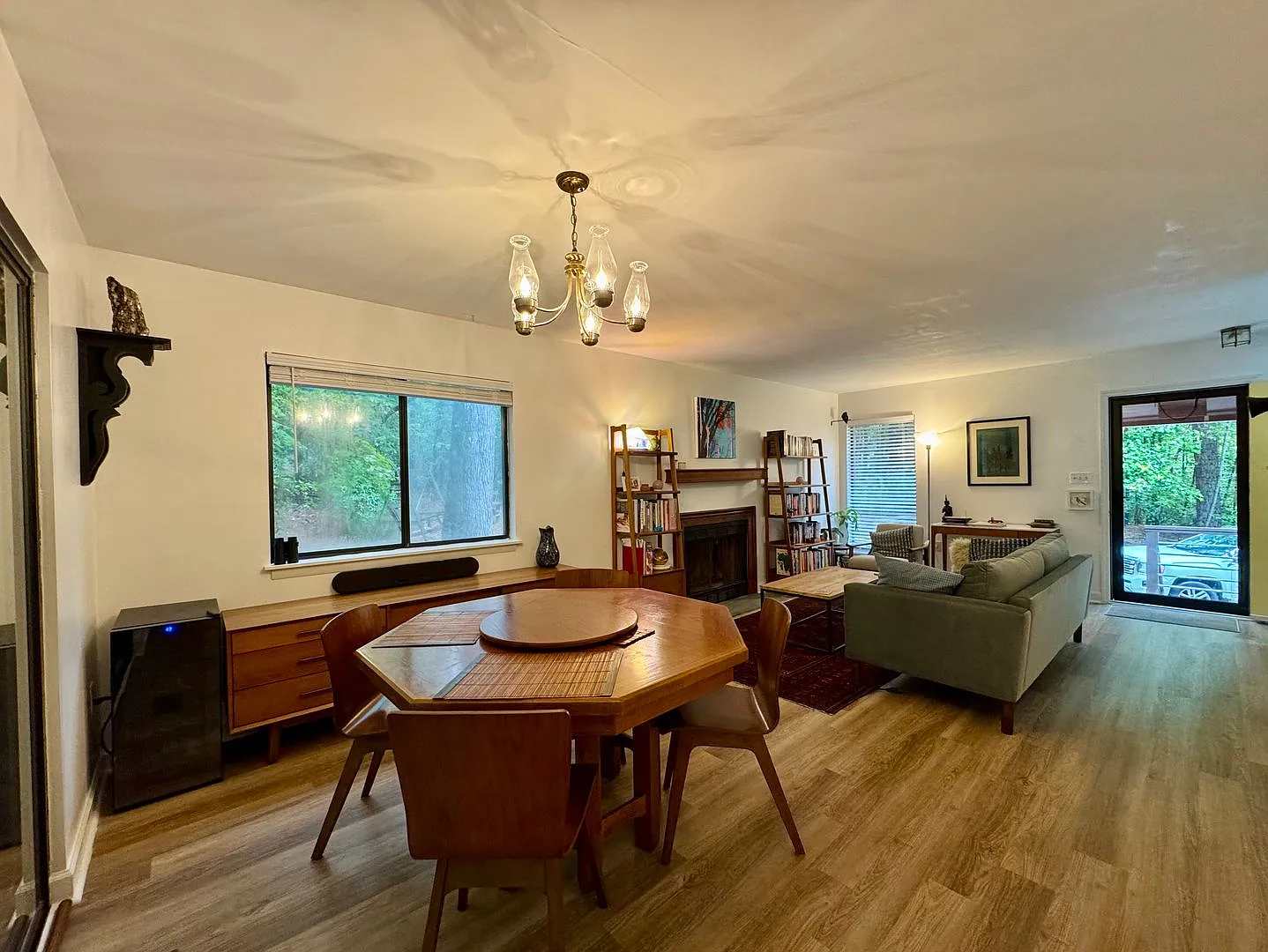 Lease takeover! Beautiful 3BR+ Townhome with Screened Porch & Fenced Yard — Photo 3