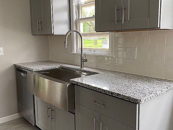 4th image of 3028 E Broadway St