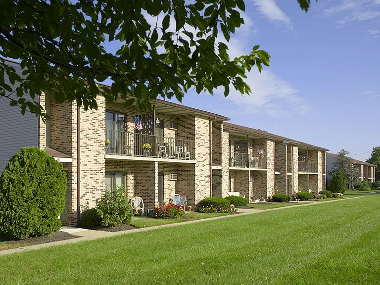 Hillside Apartments — Photo 12