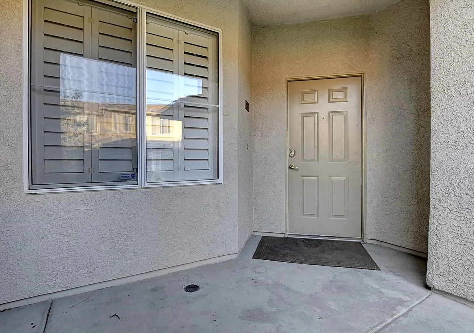 Upgraded & Beautiful Gated 3 Bedroom Condo! — Photo 4