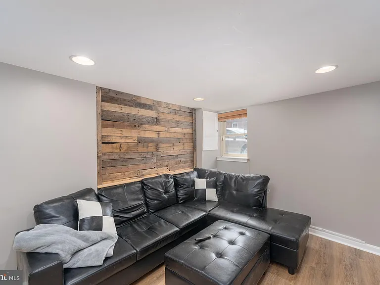 1825 Light St — Photo 27