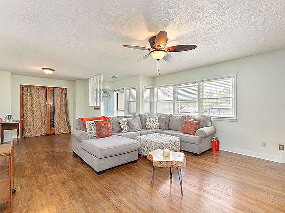 2nd image of 612 Glen Park Ln
