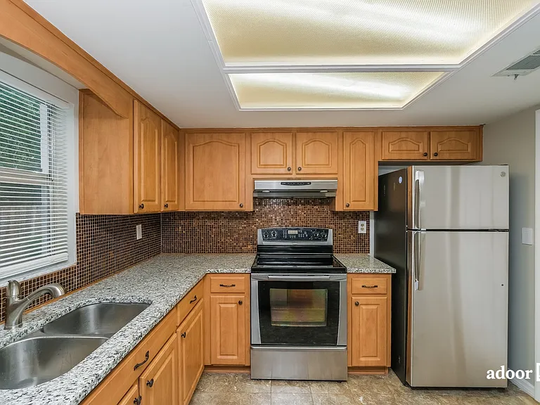 2210 Valleybrook Ave — Photo 2