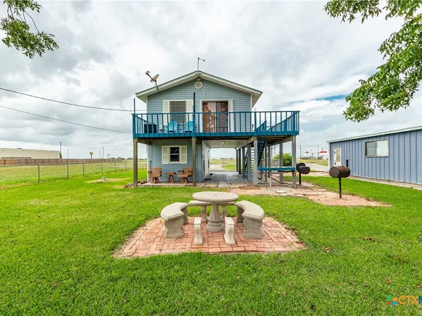 135 W Bayshore Dr, Palacios, TX 77465
