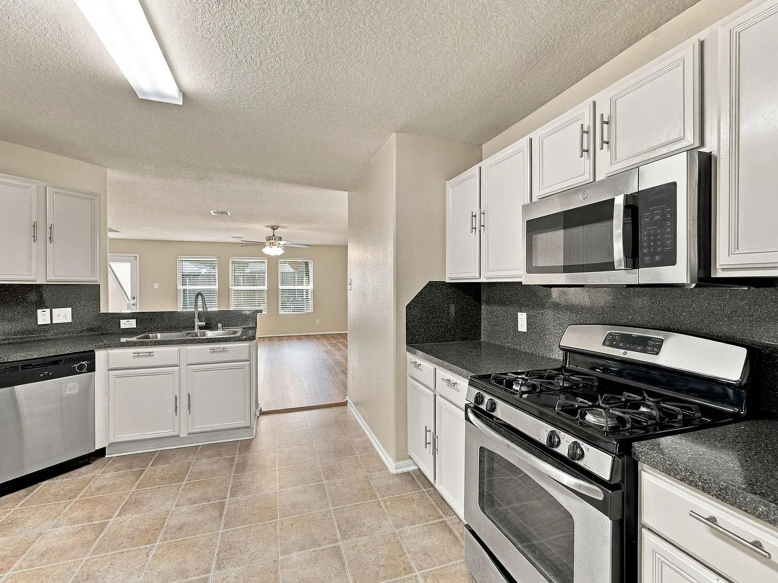 5 bed, 3.0 bath, 2500 sqft, $2,550 — Photo 4