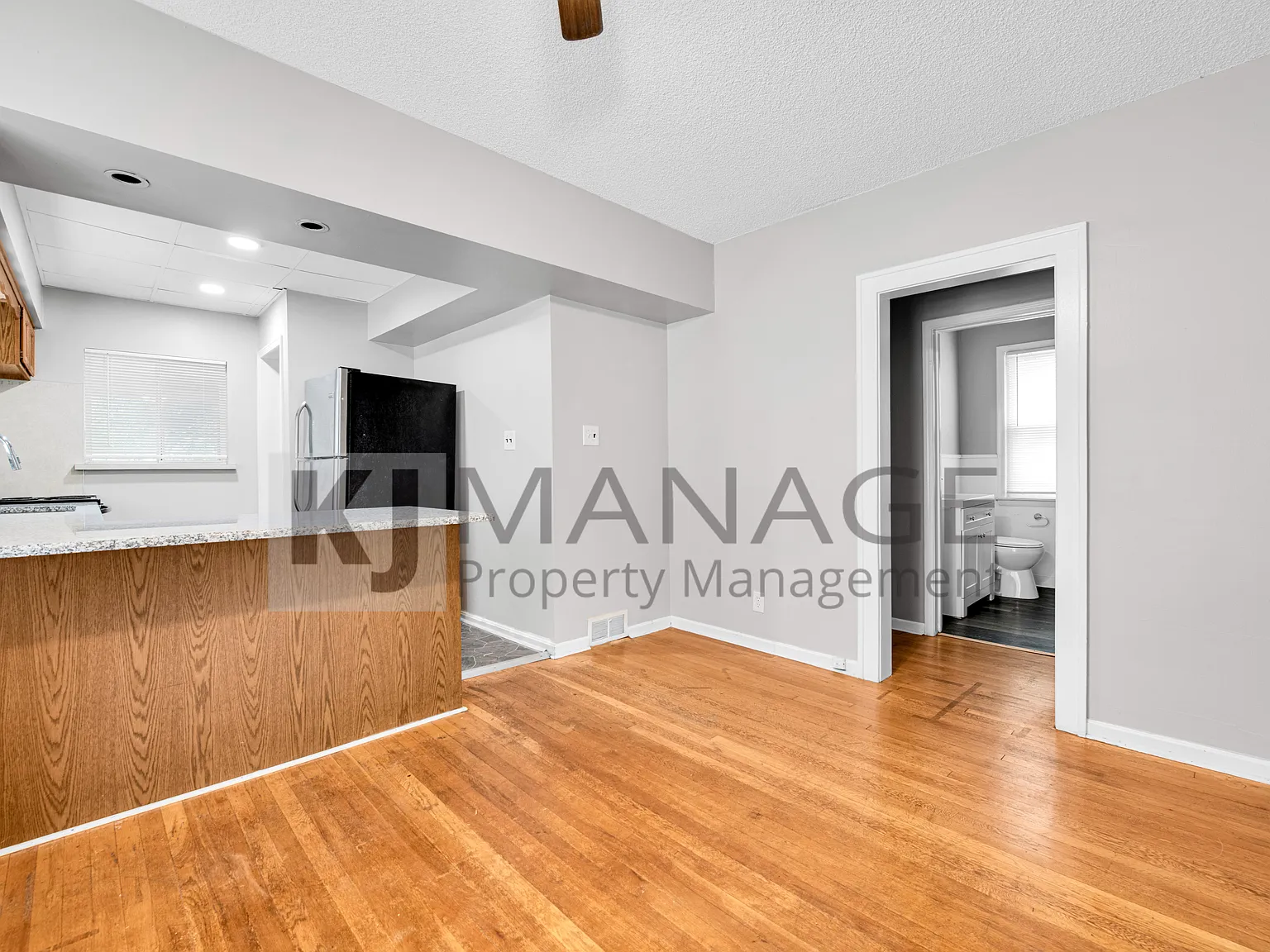 3 bed, 1006 sqft, $1,995 — Photo 4