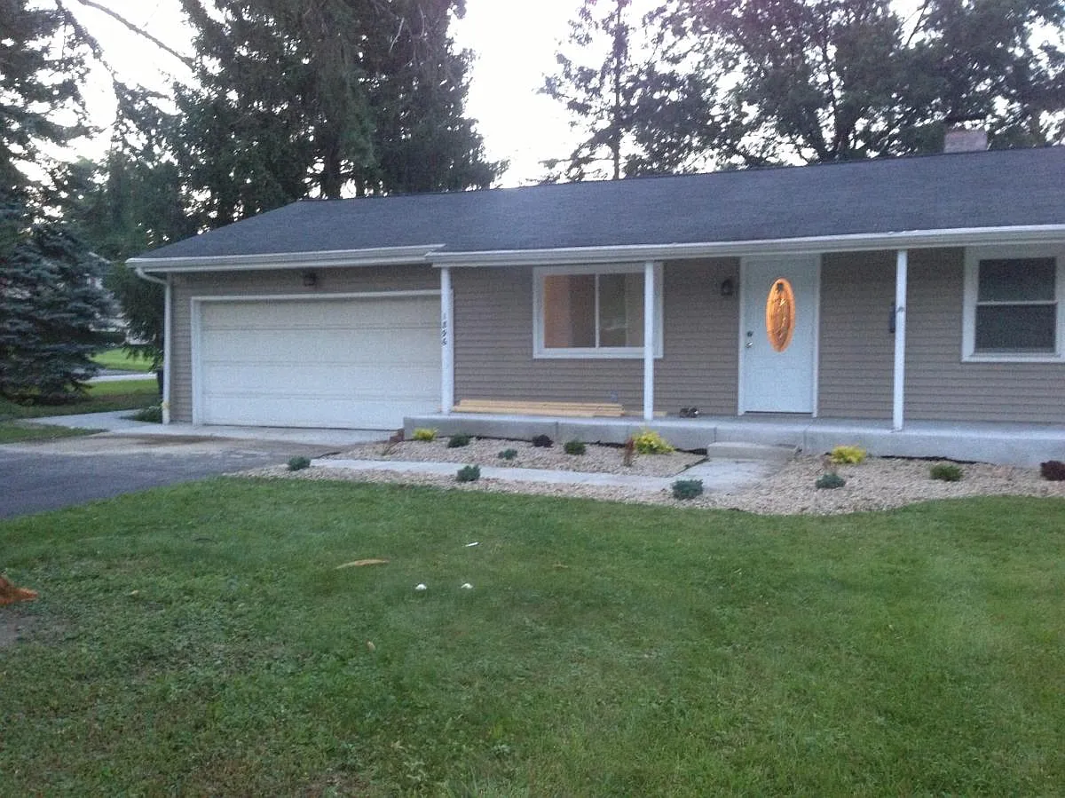 1896 Lancaster Dr photo 1