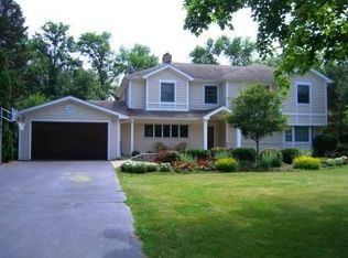 1137 Winwood Dr, Lake Forest, IL