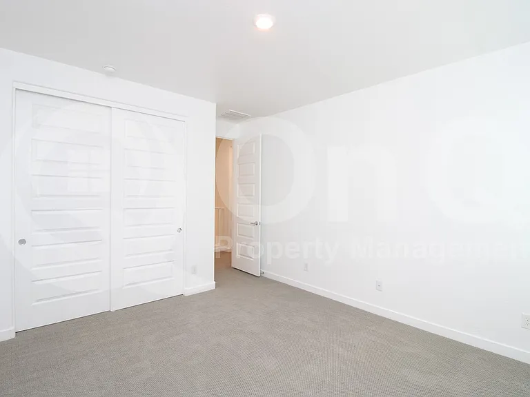 1045 E Thompson Way — Photo 15
