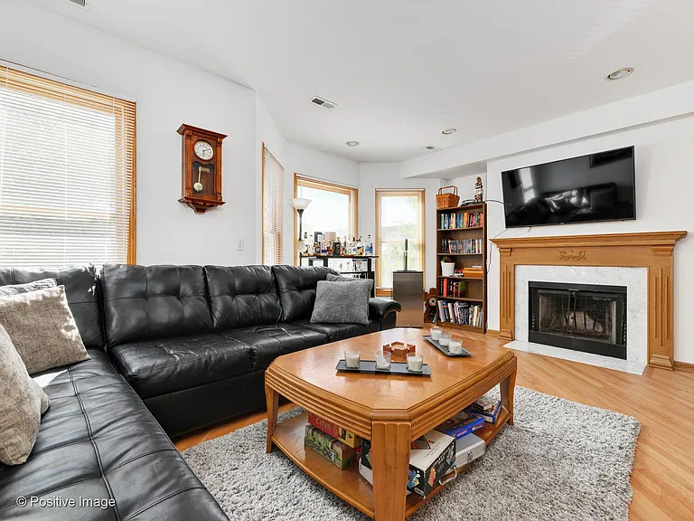 2340 N Greenview Ave #2 — Photo 4