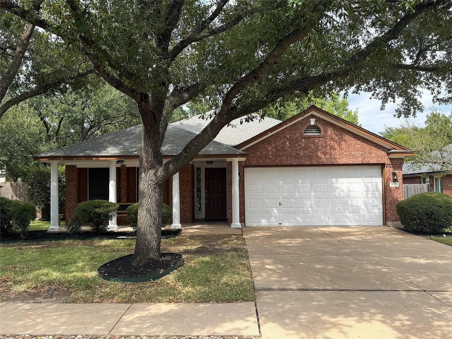 3 bed, 2.0 bath, 1804 sqft, $2,995 — Photo 2