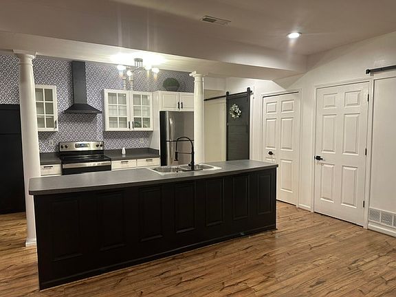 3rd image of 141 S Grand Ave #6