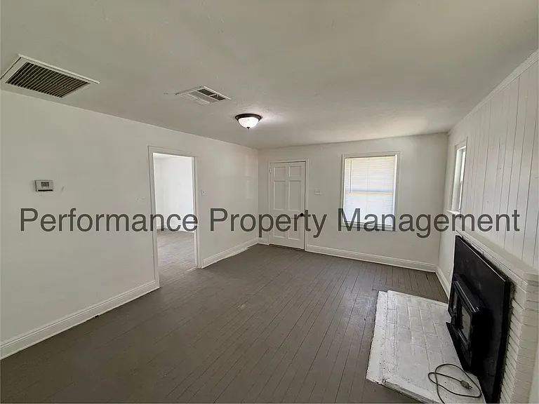 3703 Eucalyptus Dr — Photo 2