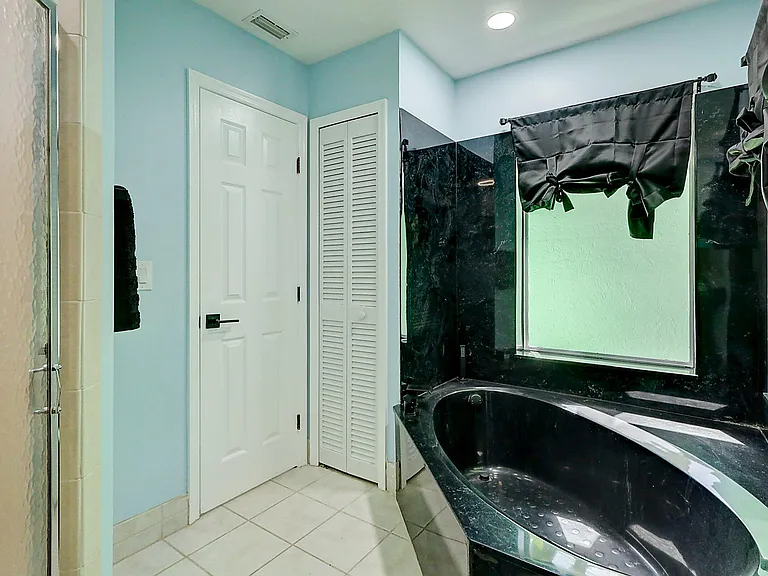 238 SW Grove Ave — Photo 23