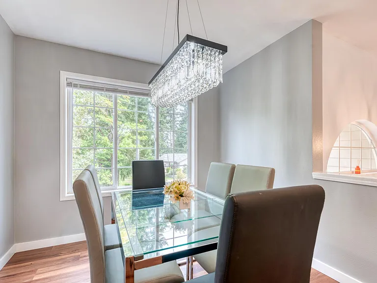 Dining table that can easily extend to seat more guests