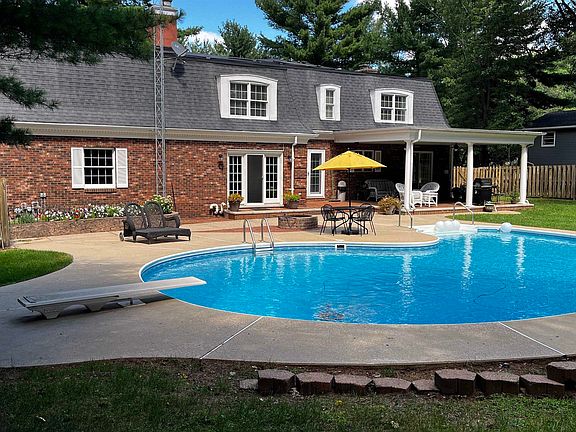 4th image of 1610 Valley Dr