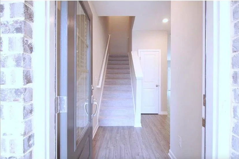 3 bed, 2.5 bath, 1882 sqft, $2,600 — Photo 2