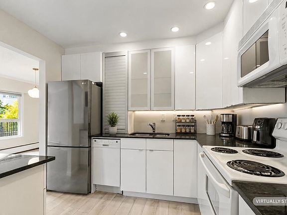 3rd image of 1371 Foster St #104