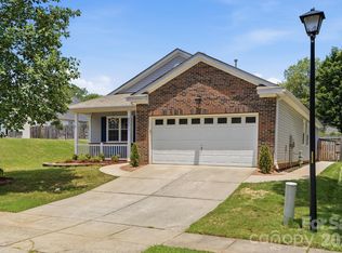 2211 Savannah Hills Dr, Matthews, NC 28105