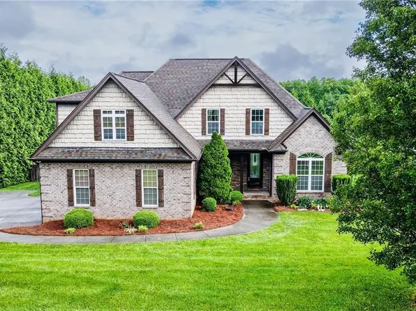 9045 Grove Pines Ln, Kernersville, NC 27284