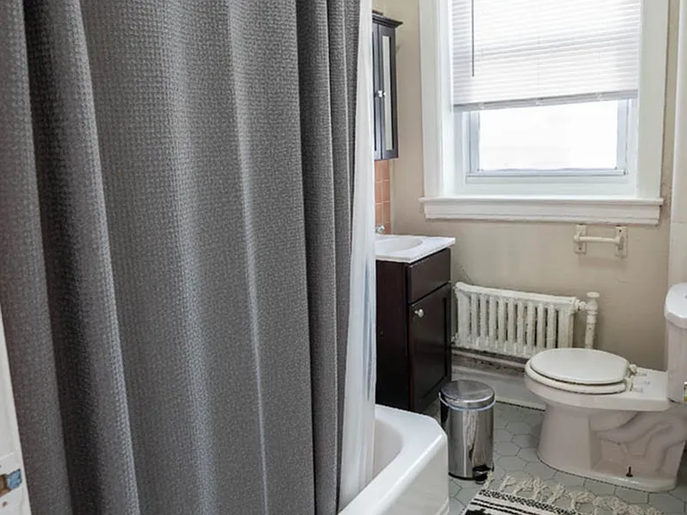 Elizabeth Court B4 Bathroom