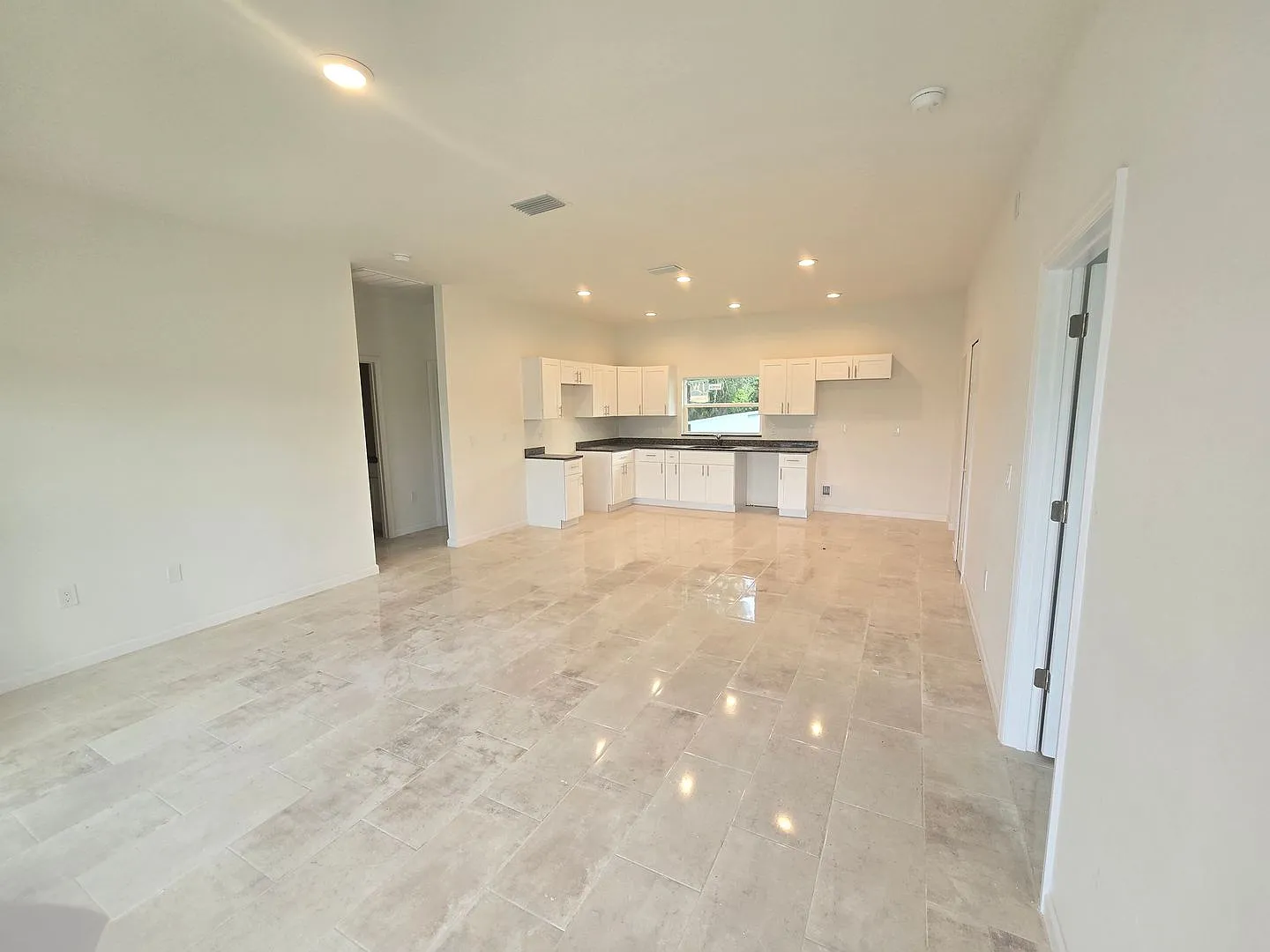 Brand New 3/2/1-Great Sw Lehigh Location — Photo 4