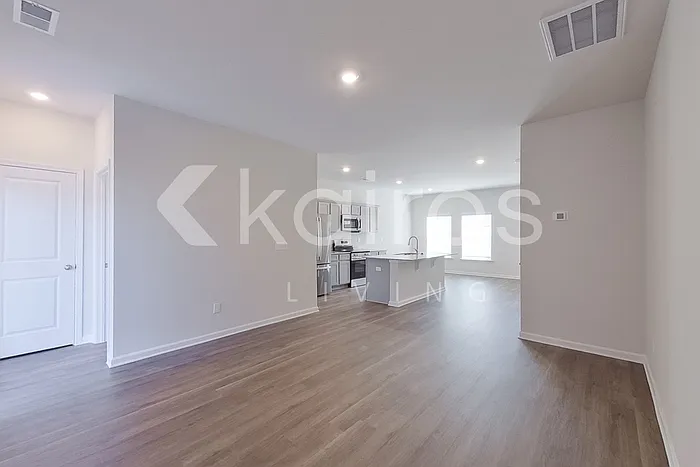 3 bed, 2.5 bath, 1300 sqft, $1,549 — Photo 4
