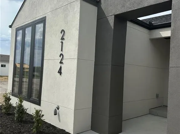 2124 SW Wheatfield Dr, Lees Summit, MO 64082