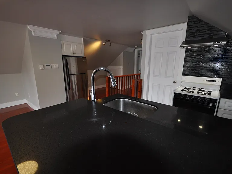 7505 Kingsway — Photo 4
