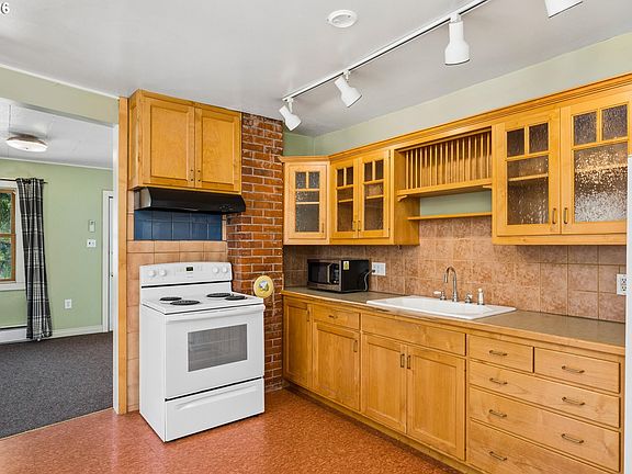 5th image of 2570 Emerald St