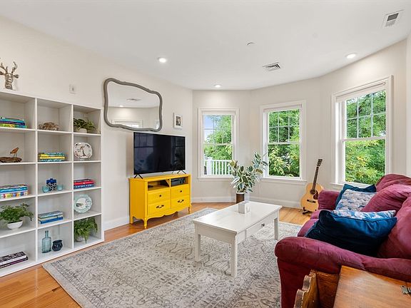 4th image of 466 Medford St #3