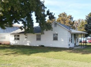 27 N Hickory St, Du Quoin, IL 62832