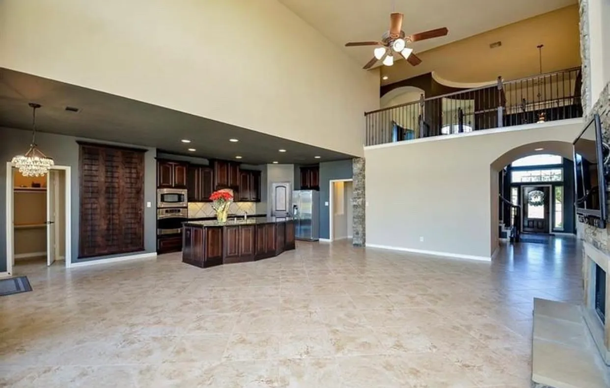 5 bed, 4.5 bath, 4241 sqft, $4,990 — Photo 3
