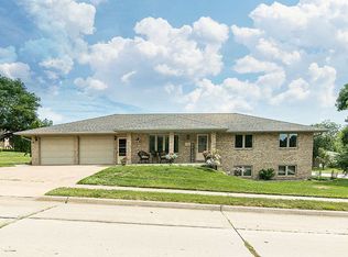 1920 Embassy West Dr, Dubuque, IA 52002