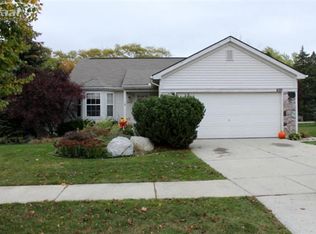 620 Andover Woods Dr, Fenton, MI 48430