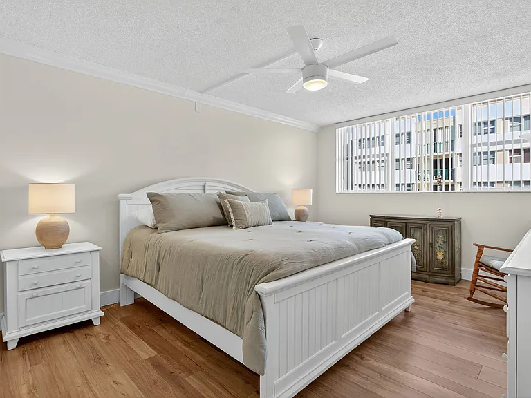1237 Hillsboro Mile #407 — Photo 47