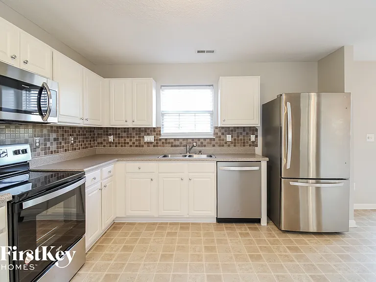 109 Sydney Ct — Photo 3