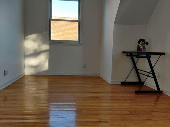 5th image of 5632 195th St Unit 2