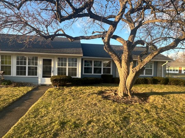 7301 Dunwood Ct #114, Fox Lake, IL 60020