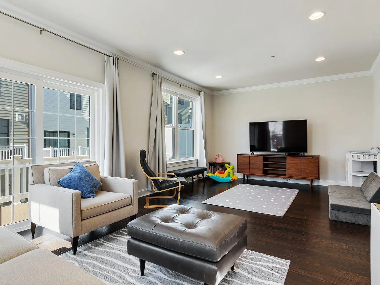 3 bed, 2.5 bath, 2920 sqft, $4,800 — Photo 4