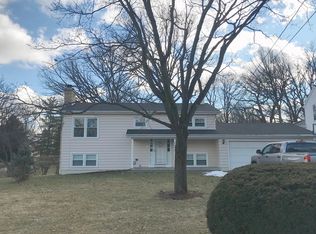 27W327 Manchester Rd, Winfield, IL 60190