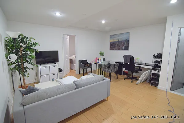 Rented by Safdie Realty Group | media 44