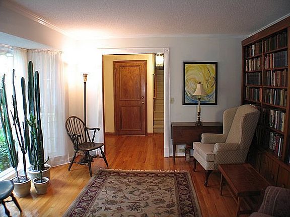 5th image of 120 Stratford Dr