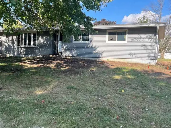 2 Greenview Dr, West Branch, IA 52358